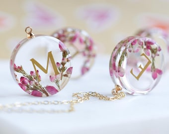Collar con nombre personalizado: colgante de resina de brezo rosa auténtico, chapado en oro
