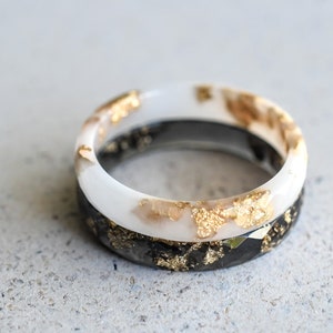 Dünne Ringe aus dünnen facettierten Stapelringen Schwarz und Weiß