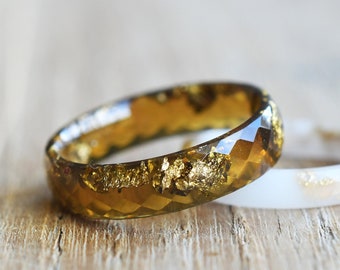 Bague en ambre avec feuille d'or - Bague en résine à facettes - Bague à empiler non conventionnelle - Bijoux d'automne en résine