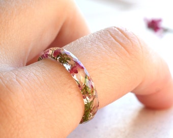 Anillo de resina con flores rosas secas: Joyería botánica