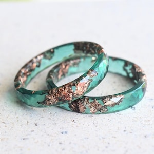 Anello verde giada – Anello in resina sfaccettata con foglia in oro rosa, fede nuziale alternativa, anello di promessa unico