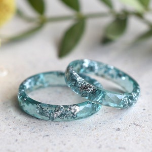 Skinny aquablauwe harsring met bladzilver - Unisex gefacetteerde bandring