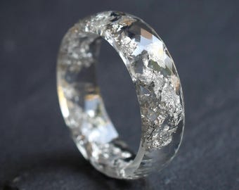 Men's Minimalist Ring – Faceted Silver Leaf Band, 6mm Clear Resin