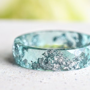 Anel Empilhável Água-marinha – Anel facetado em resina azul com flocos prateados, anel marcante, aro largo minimalista