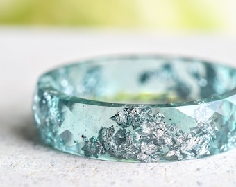 Anel Empilhável Água-marinha – Anel facetado em resina azul com flocos prateados, anel marcante, aro largo minimalista