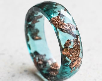 Anel Jade Green Band – Anel de resina com folha facetada em ouro rosa, 6 mm de largura.