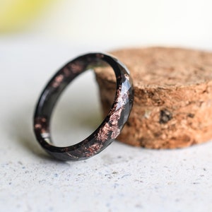 Schwarzer Resin Ring mit Rosegold Blatt - Dünner Facettierter Stapelring - Resin Schmuck