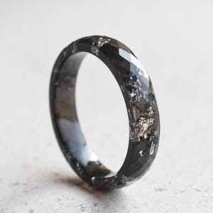 Schwarzer Stapelring – Facettierter Schwarzer Resin Ring mit Silberblatt, Schmaler Ring