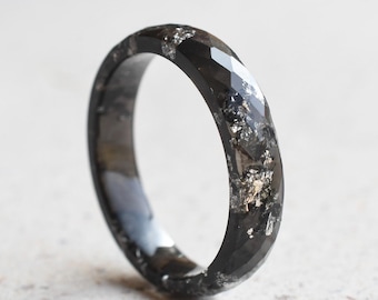 Anel preto para usar em conjunto com outros anéis – Anel facetado em resina preta com folha de prata, aro fino e minimalista.
