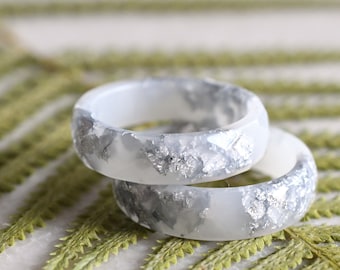 Bague en résine à facettes blanche avec flocons d'argent - Bague à facettes colorée d'hiver - Bague de fiançailles alternative