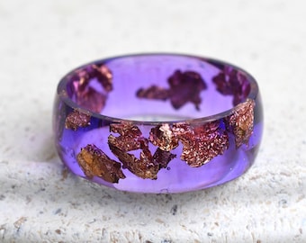 Anillo de resina violeta cósmica hecho a mano: banda llamativa con hojas de oro rosa