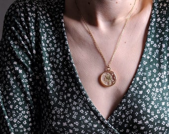 Dainty Queen Anne's Lace Resin Pendant - Real Dried Flowers Resin Necklace - Pressed Flower Jewelry