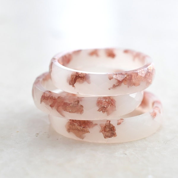 Bague à facettes blanc cassé avec feuille d'or rose - Bijoux minimalistes en résine - Bague de promesse unique pour elle