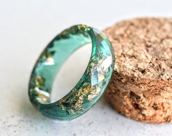 Bague en résine à facettes vert émeraude avec flocons d'or - Bague légère - Bague empilable non conventionnelle - Bijoux en résine