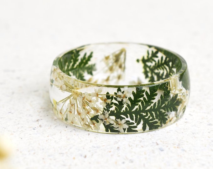 Wide Queen Anne's Lace Resin Ring – 8mm Botanical Statement Ring, Real White Flowers & Green Leaves, Nature Jewelry, Smooth Band