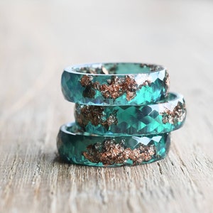 Jadegroene ring met roségouden blad - gefacetteerde ring - minimalistische stapelring - harssieraden