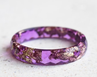 Anel empilhável roxo – Anel facetado em resina violeta com flocos dourados, aro fino e minimalista.
