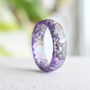 Bague unisexe hypoallergénique lavande à facettes avec flocons d'argent - bague pour homme non conventionnelle - bijoux en résine époxy