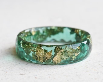 Anel de destaque com esmeralda – Resina com flocos de ouro facetados, aro largo de 6 mm