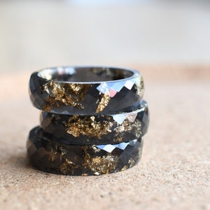 Zwarte ring met bladgoud - alternatieve ring van zwarte hars - gefacetteerde herenring