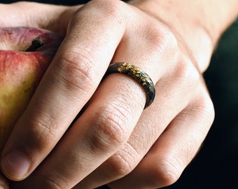 Anillo artesanal de resina negra con hojuelas de oro • Joyería para hombre