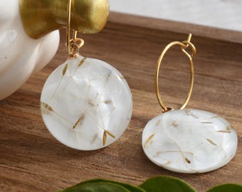 Pendientes de aro de resina con semillas de diente de león – Rellenos de oro, joyería botánica