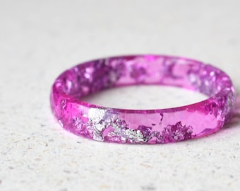 Anel de resina com safira rosa facetada e folha de prata – aro fino de 4 mm | Presente de joalheria alternativa