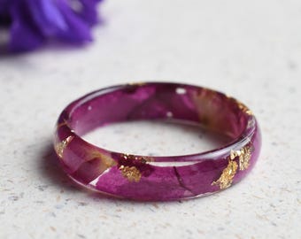 6月の誕生花リング – 本物のバラの花びらと金箔、スリムな4mm幅の樹脂バンド
