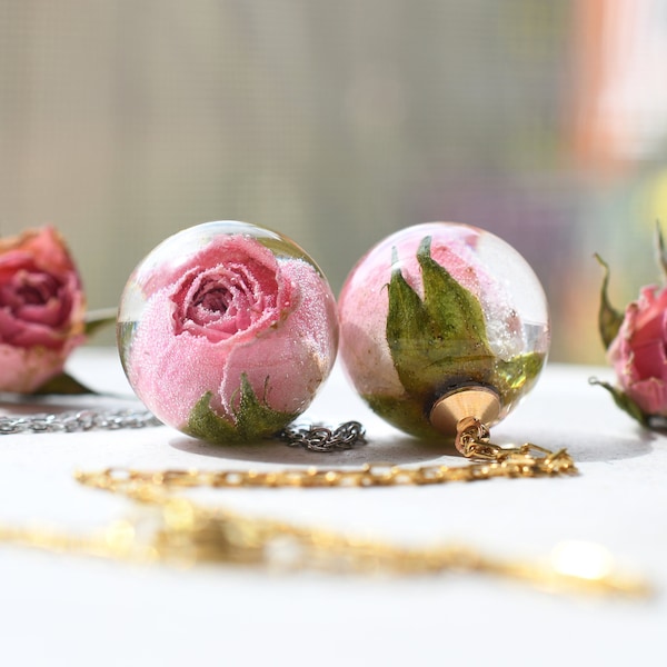 Echte Rosenknospe Harz Kugel Anhänger Halskette - Handgemachter Schmuck aus getrockneten Blumen