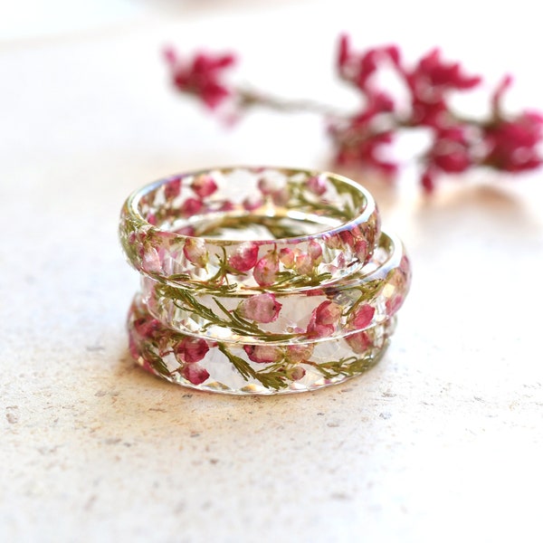 Bague en résine délicate avec de vraies fleurs de bruyère roses séchées - Bague de promesse pour elle - Bijoux fleurs séchées