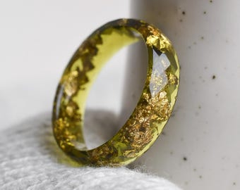 オリーブグリーンの結婚指輪 – ファセットカットの金箔樹脂製、6mm幅のバンド