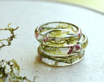 Bague en résine Murmure enchanté : élégance inspirée de la nature avec mousse séchée et fleurs de bruyère