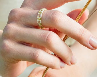 Anillo de flor de aliso blanco auténtico: banda minimalista de resina con pan de oro opcional