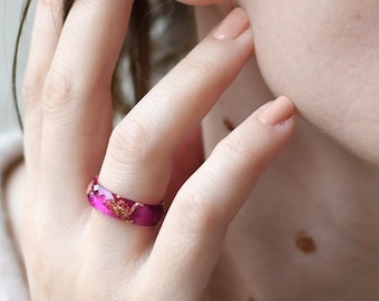 Anillo de resina rosa magenta: joyería epoxi facetada con pan de oro