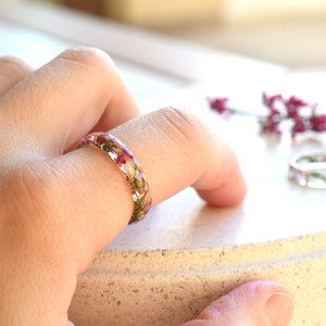 Delicado anillo de resina con flores de brezo rosa secas reales Anillo de promesa para ella Joyería de flores secas imagen 2