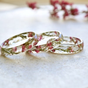 Delicado anillo de resina con flores de brezo rosa secas reales Anillo de promesa para ella Joyería de flores secas imagen 3