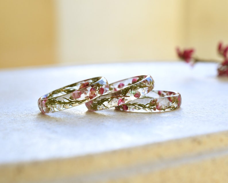 Delicado anillo de resina con flores de brezo rosa secas reales Anillo de promesa para ella Joyería de flores secas imagen 6