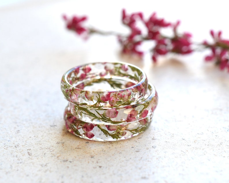 Delicado anillo de resina con flores de brezo rosa secas reales Anillo de promesa para ella Joyería de flores secas imagen 4