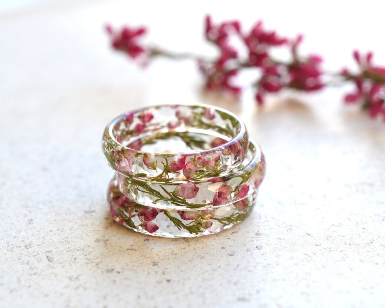 Bague en résine délicate avec de vraies fleurs de bruyère roses séchées Bague de promesse pour elle Bijoux fleurs séchées image 4