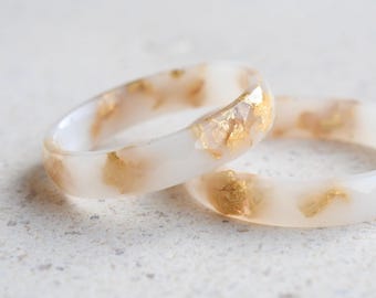 Anel Folha de Ouro Branco – Aro Facetado em Resina, Fino 4 mm, Minimalista, Ideal para Empilhar Outros Anéis