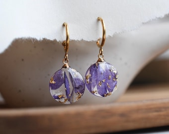 Pendientes de resina con flor de espuela de caballero (flor de nacimiento de julio), pétalos morados auténticos en resina transparente con copos dorados metálicos, joyería botánica