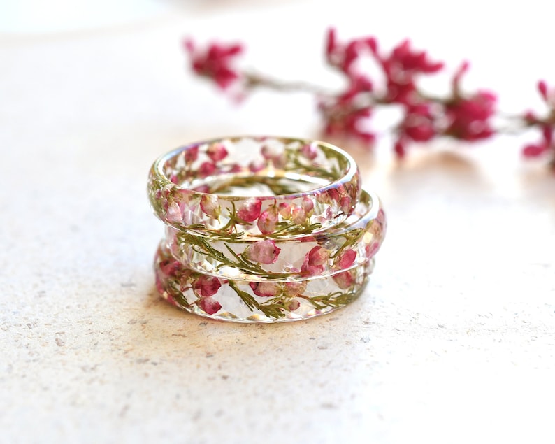 Delicate Resin Ring with Real Dried Pink Heather Flowers Promise Ring for Her Dried Flowers Jewelry zdjęcie 1