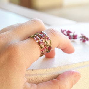 Delicado anillo de resina con flores de brezo rosa secas reales Anillo de promesa para ella Joyería de flores secas imagen 5