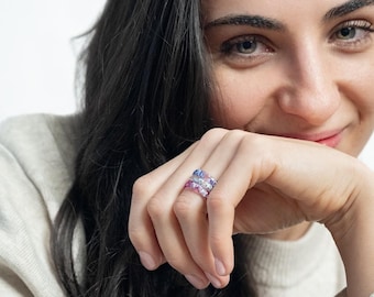 Anillo de resina de zafiro rosa facetado con hoja de plata – Banda fina de 4 mm / Regalo de joyería alternativa