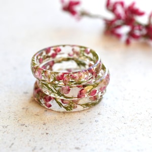 Delicado anillo de resina con flores de brezo rosa secas reales Anillo de promesa para ella Joyería de flores secas imagen 7