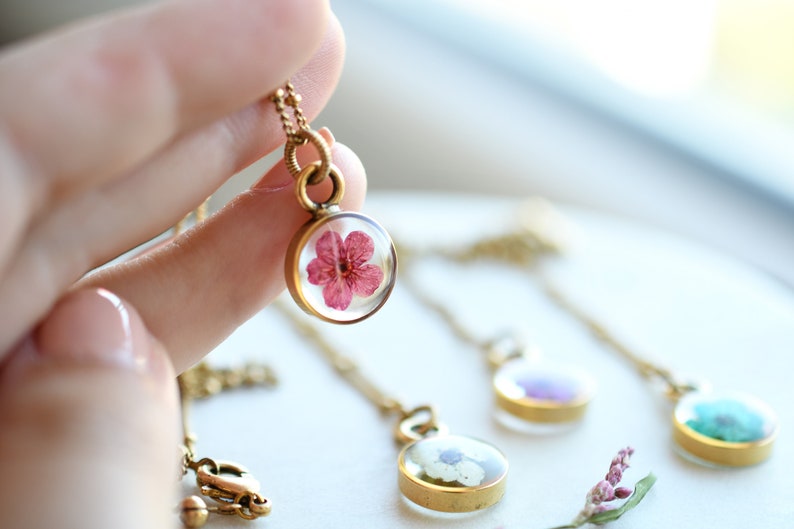 Real Dried Flower Resin Necklace Mini Gold Terrarium Necklace With Colorful Flowers Resin Wedding Jewelry