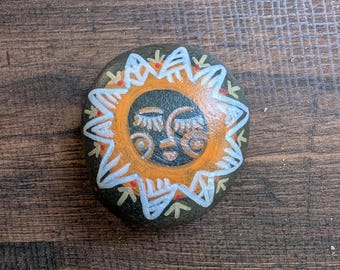 Piedra pintada a mano – Reloj de sol con temática tribal y sol – Decoración de jardín, piedra pintada para exteriores o interiores.