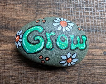 Piedra pintada a mano – Piedra hippie floral “Grow” – Decoración de jardín, piedra pintada para exteriores o interiores.