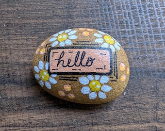 Piedra pintada a mano – Guirnalda floral “hola” – Decoración de piedra para jardín, regalo de piedra pintada para exteriores o interiores