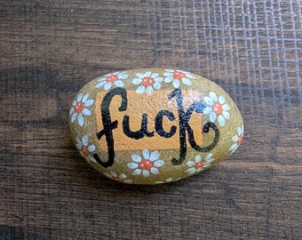 Piedra pintada a mano – Pancarta floral con la palabra "fuck" – Decoración de piedra para jardín con palabrotas, regalo de piedra pintada para exteriores o interiores